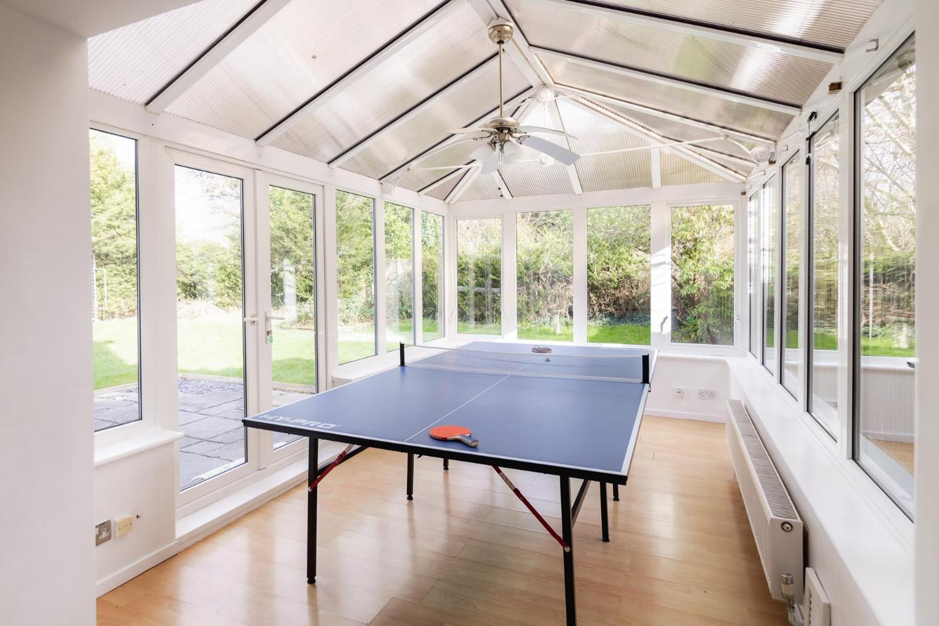Ping-Pong Paradise Crawley  Extérieur photo